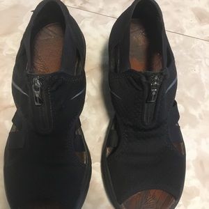 BZees black cool walking shoe, stretch and zipper for comfort, dressy, sporty